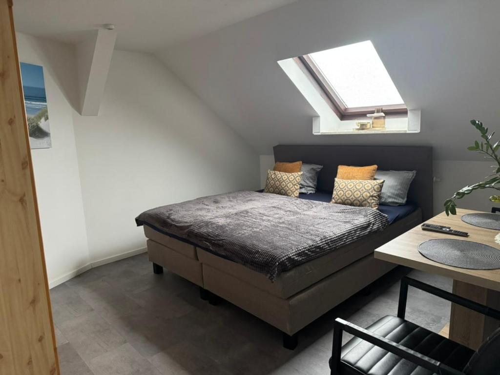 a small bedroom with a bed and a window at Tiny Studiowohnung Bahnhofstrasse 20 in Netzschkau