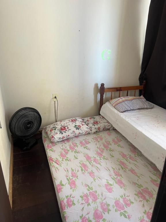 una camera da letto con due letti in una stanza di Apartamento compartilhado na quadra do mar a Itapema