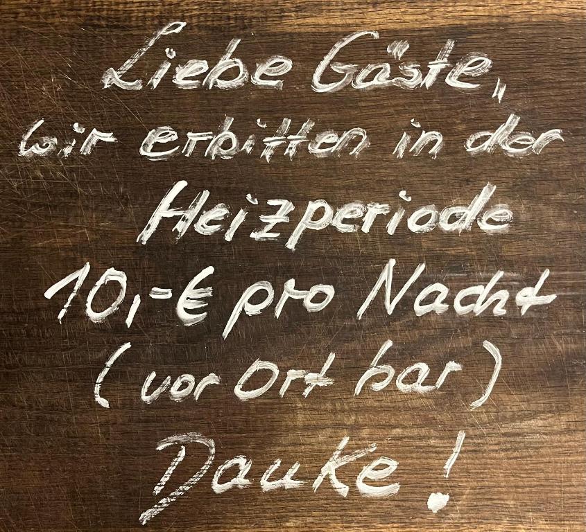 una scritta su una tavola di legno con sopra scritto di Alte Töpferei a Lutherstadt Wittenberg