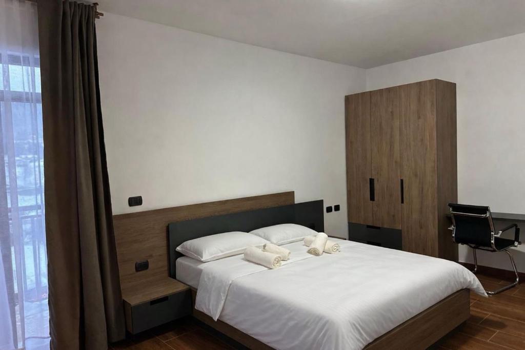 a bedroom with a large bed with two towels on it at Sky Borsa in Statjunea Borsa