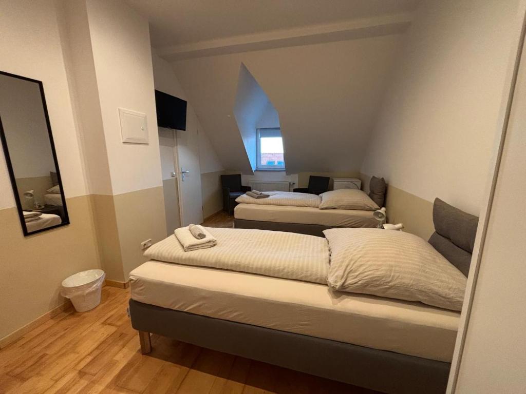 Giường trong phòng chung tại Doppelzimmer-Bad-Kühlschrank TV-18