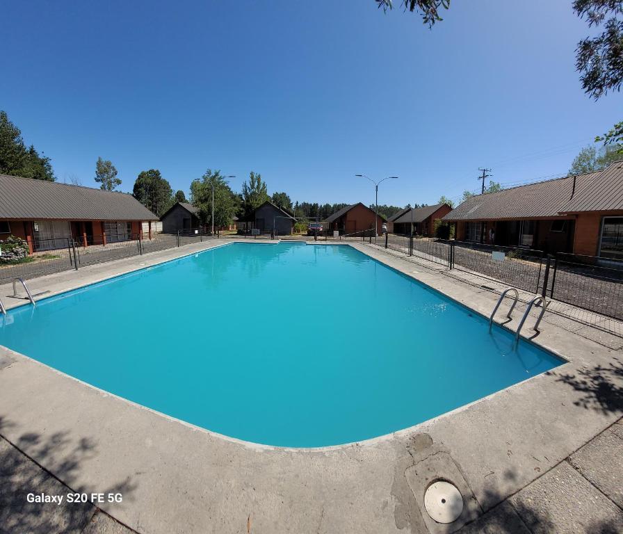 Swimmingpoolen hos eller tæt på CABAÑAS SALTOS DEL LAJA Duende Lientur