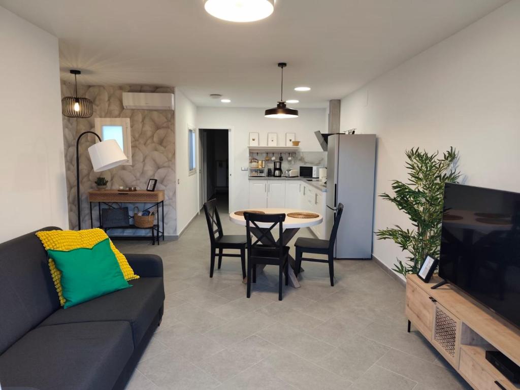 een woonkamer met een bank en een tafel bij Arguineguín Heart in La Playa de Arguineguín