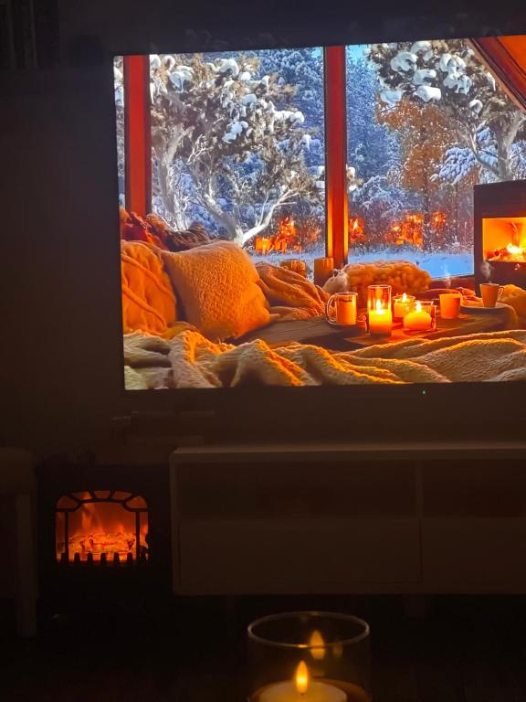 una stanza con una finestra con candele e un letto di Solgården a Falkenberg