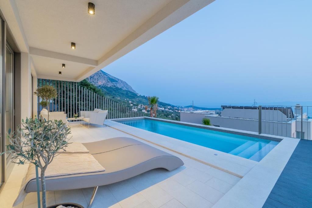 ein Swimmingpool auf dem Dach eines Hauses in der Unterkunft Villa Reina in Makarska