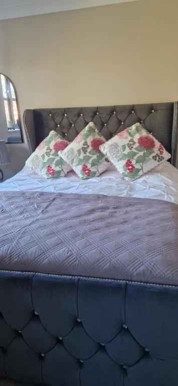 Postel nebo postele na pokoji v ubytování Stunning Fir Trees Corner 3 bedroom detached Executive house with free drive way parking for 2 vehicles 1 mile from M5 dogs welcome