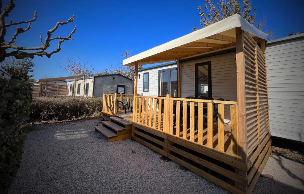 Bygningen som campingpladsen ligger i