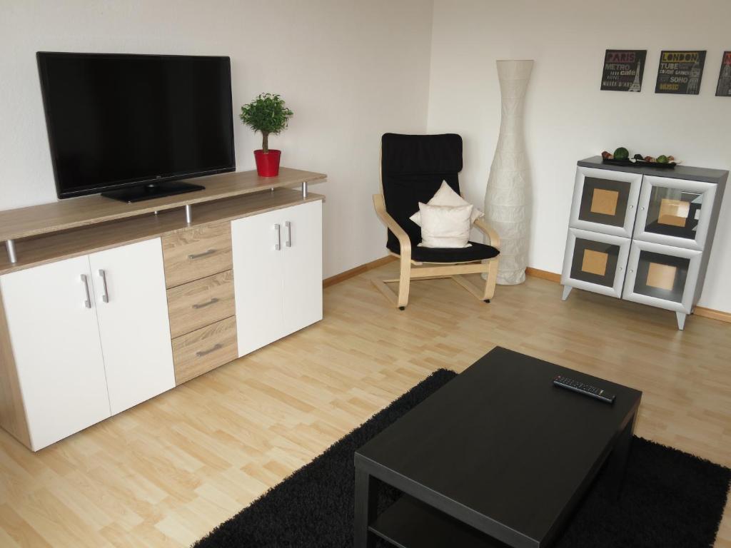 ein Wohnzimmer mit einem Flachbild-TV auf einem Schrank in der Unterkunft Ferienwohnung Billich in Bad Bellingen