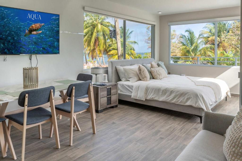 En eller flere senge i et værelse på AQUA Terrazas Studio 7 - Beachfront Getaway with King Bed & Pool