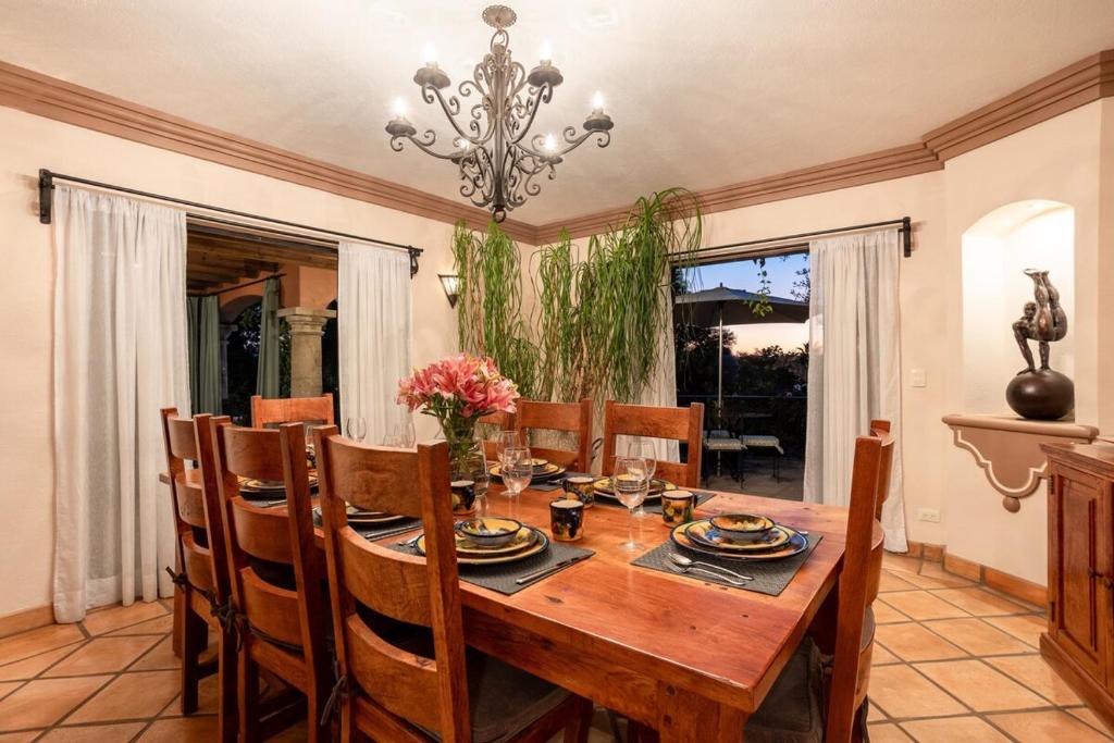 Casa del Chorro - Eight-Bedroom House
