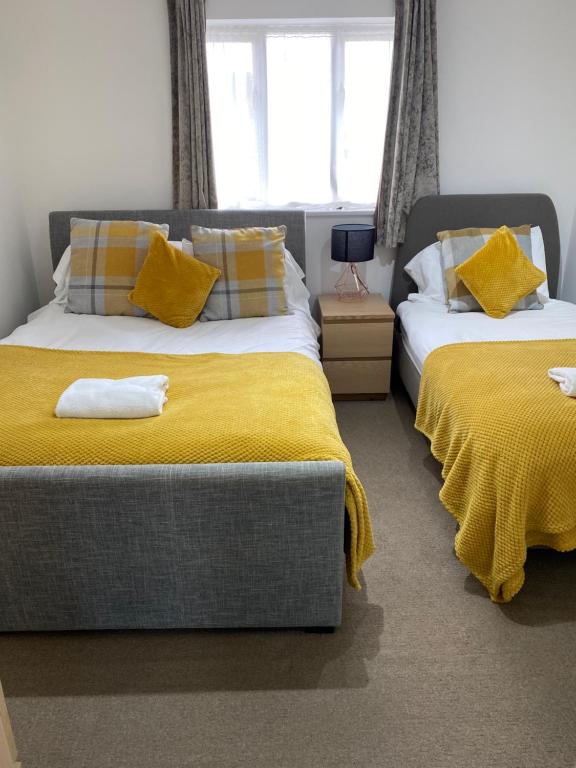 En eller flere senge i et værelse på Bicester One Bedroom House Sleeps 3 - Free Parking & Garden
