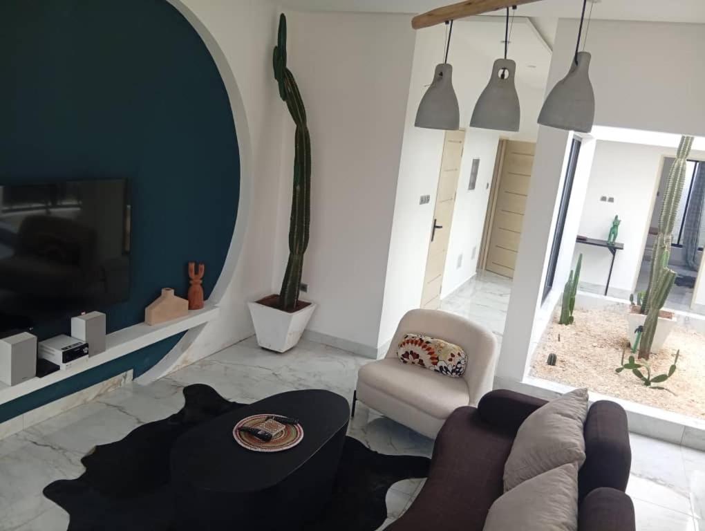 un soggiorno con un divano e un tavolo di Villa Blanche a Cotonou