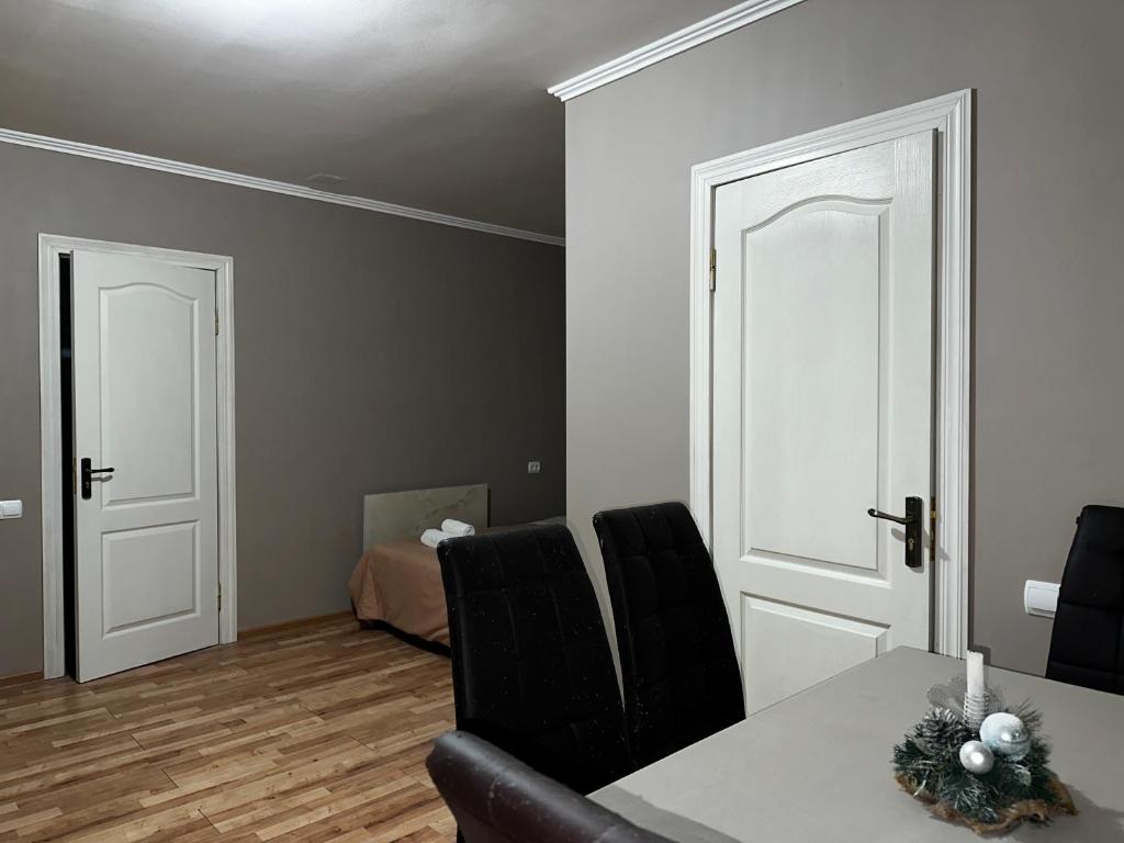 una sala da pranzo con un tavolo e sedie nere di ZWIN Apartment 2 a Skole