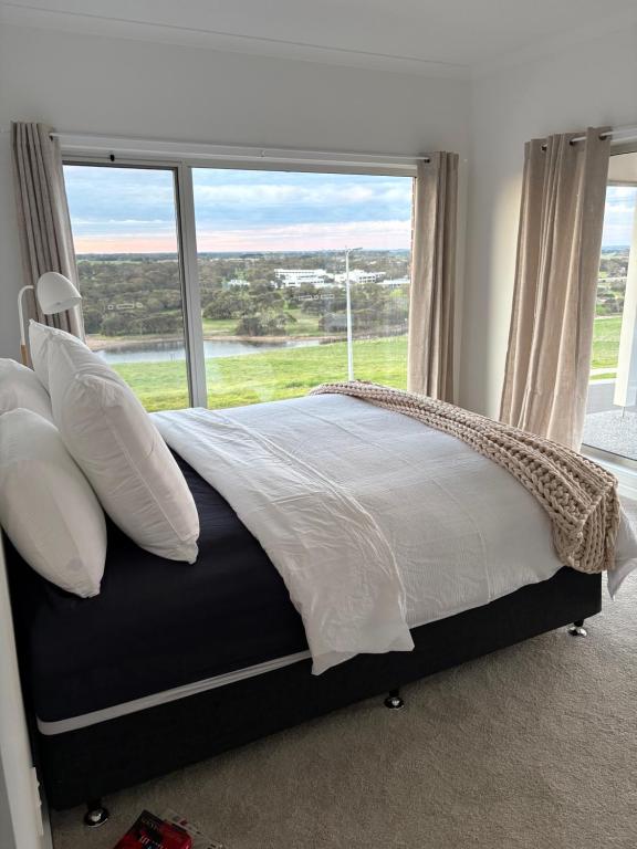 En eller flere senge i et værelse på Brand New Beach Escape