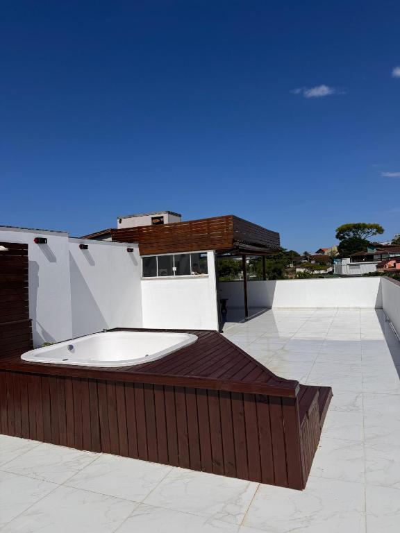 a hot tub on the roof of a building at Refúgio da Lagoa in Florianópolis
