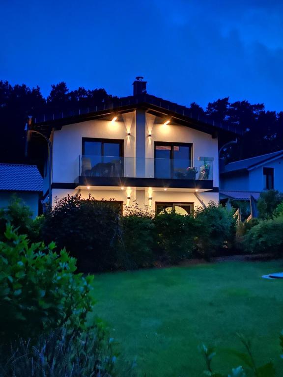 ein Haus mit Lichtern an der Seite bei Nacht in der Unterkunft Dat Seehuus in Rheinsberg