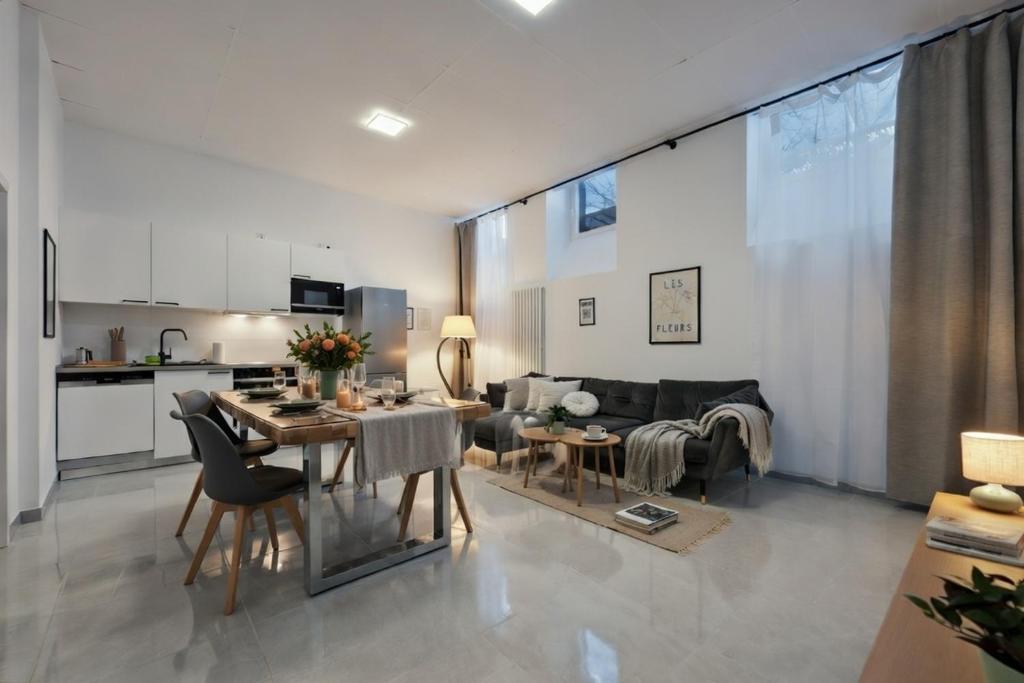 a kitchen and a living room with a table and chairs at Yello Homes - Souterrain - Whirlpool - LuxuryStyle in Nuremberg