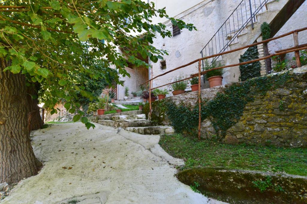 A garden outside Appartamento Le More