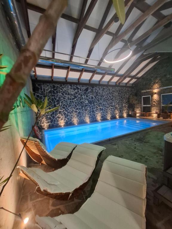 Swimmingpoolen hos eller tæt på MAŁE ALPY & SPA - Willa z Basenem Krynica-Zdrój