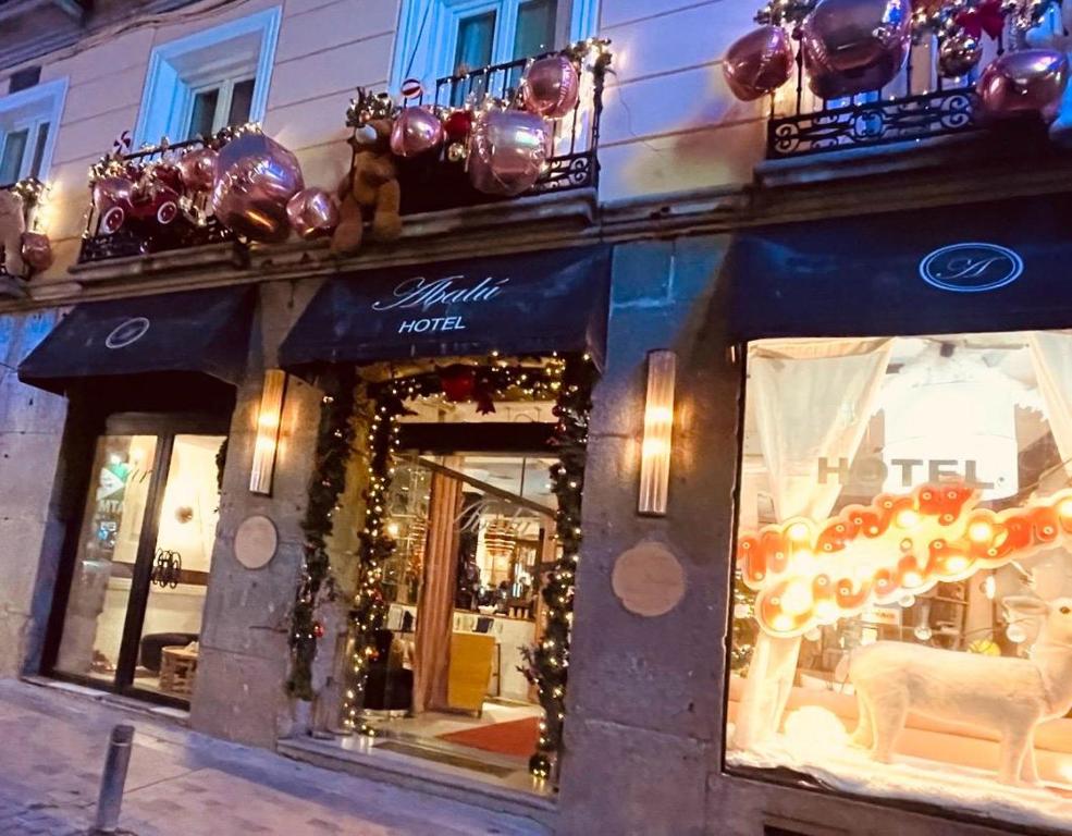 een winkelpui met kerstetalages en kerstverlichting bij Abalú Collection Boutique Gran Via in Madrid