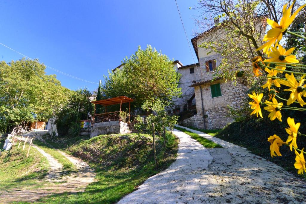 A garden outside Appartamento Le More