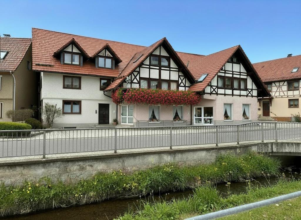 een gebouw op een brug over een rivier bij Ferienwohnung Flohblick in Floh