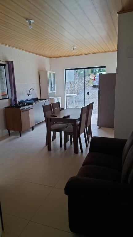 a kitchen and dining room with a table and chairs at Aluguel diária in Florianópolis