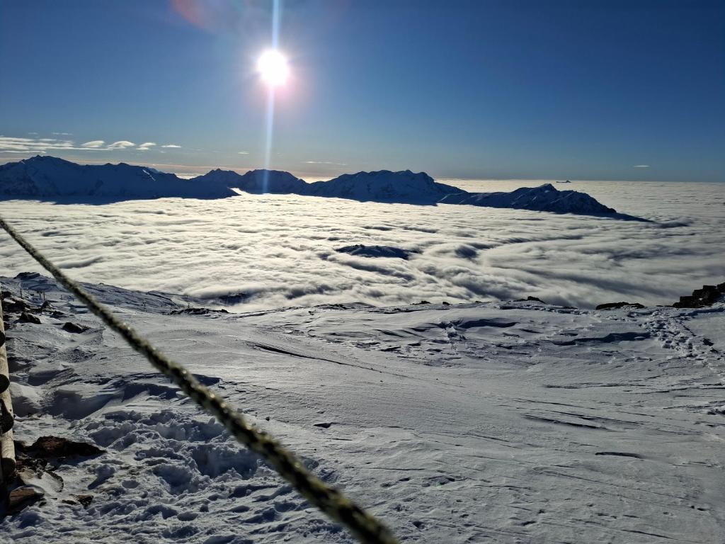a view of the sun over the clouds at La Belledone à Vaujany in Vaujany