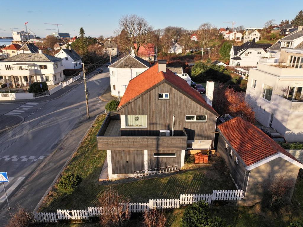 una vista aerea di una casa in un quartiere residenziale di 2-Bedroom Apartment a Haugesund