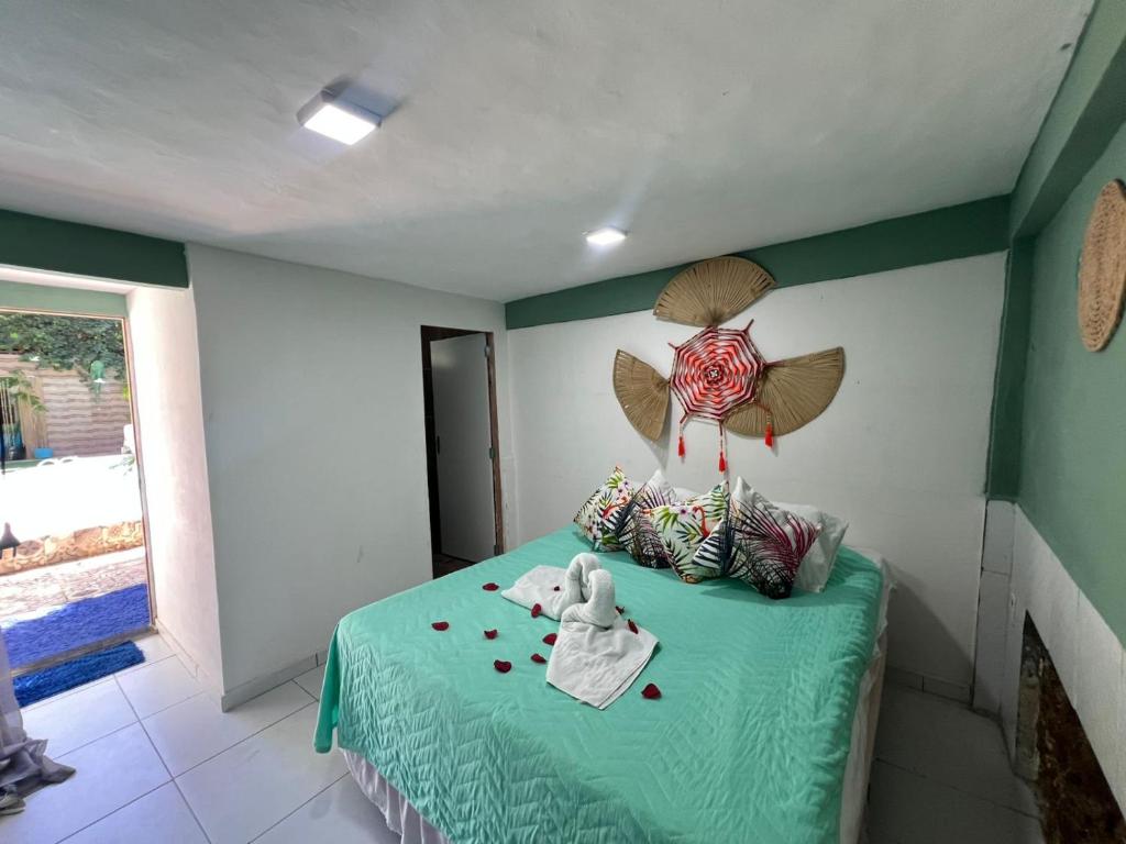 een kinderkamer met een bed en een groene tafel bij Pousada e Restaurante Morena Raiz in Olinda