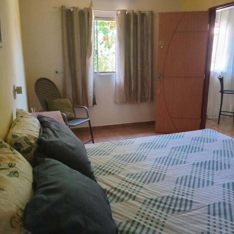 a bedroom with a bed and a window at Carolina com Ká in Carolina