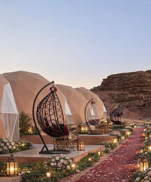 瓦迪拉姆Rum Horizon camp & Jeep Tours的沙漠中一群灯光明媚的帐篷