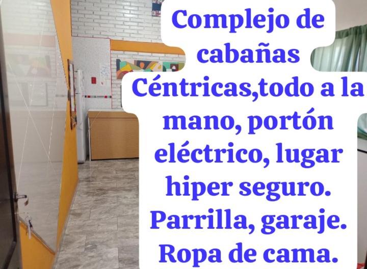 un cartello in una stanza con parole su un muro di Malargue Style a 100 MTS del Centro a Malargüe