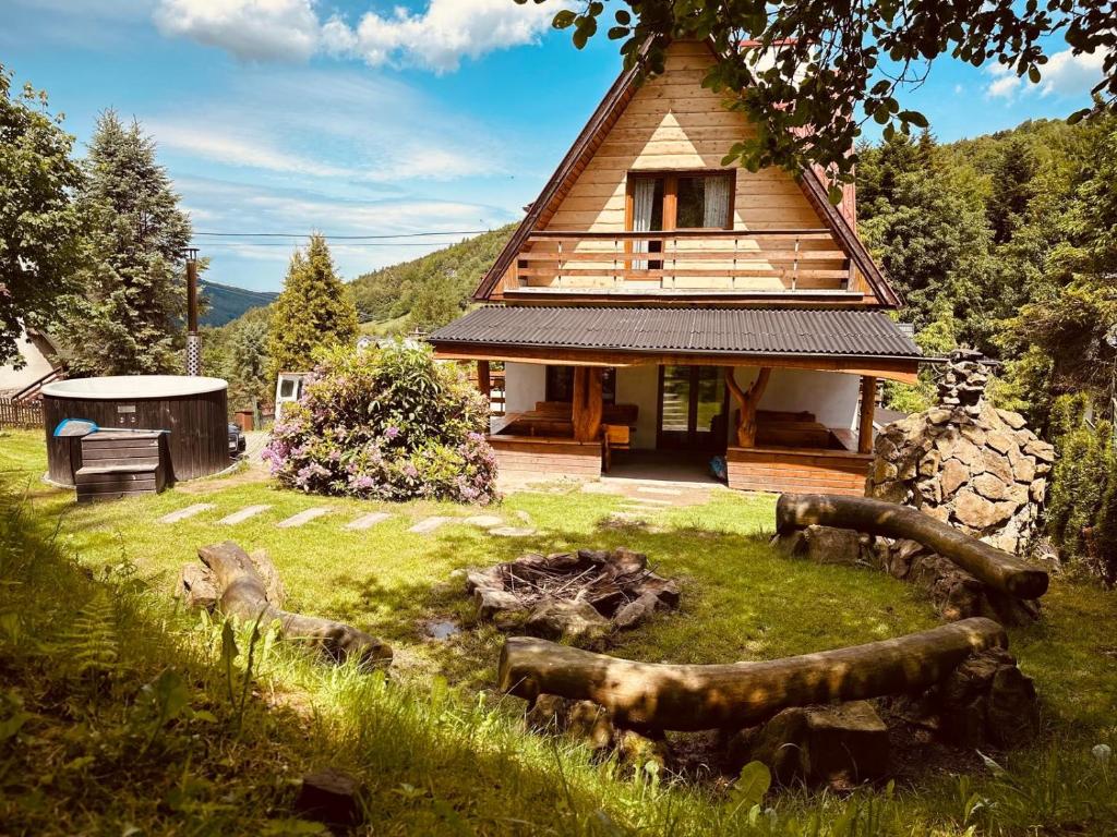 een blokhut in de bergen met een tuin bij Józka Chata max 15 os sauna jacuzzi in Porąbka