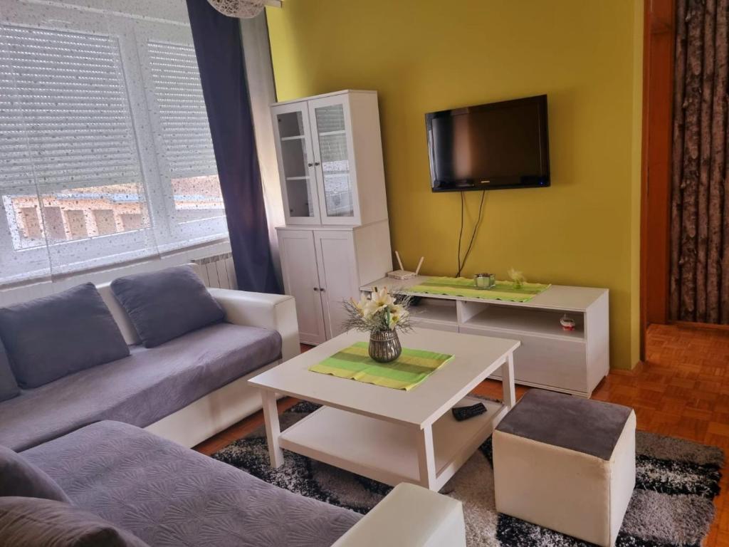 a living room with a couch and a table at Apartman Lipik in Lipik