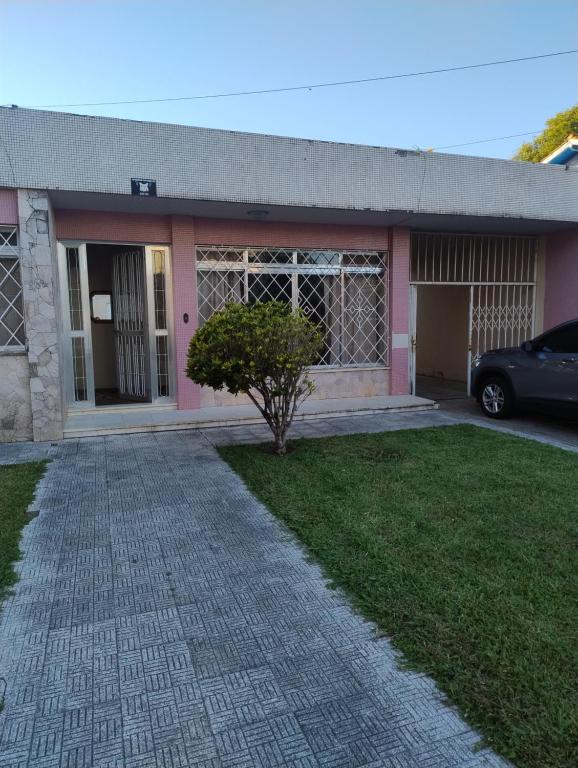 a house with a car parked in front of it at Casa do Vans in São Gabriel