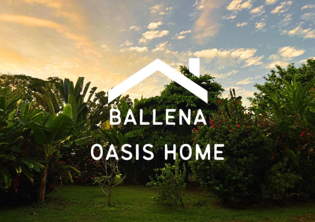 un cartello che dice ballena oasis home con una casa di Ballena Oasis Homes & Glamping a Uvita