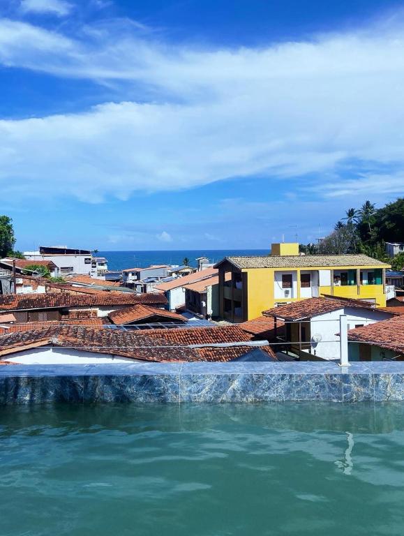 a view of the water from the roofs of buildings at Flat Sétima Arte in Cairu