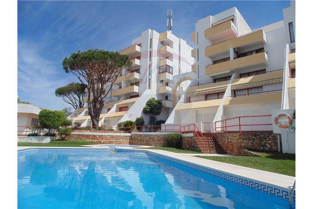 um edifício com piscina em frente a um edifício em Apartment in Algarve,Vilamoura em Vilamoura