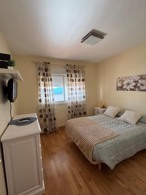 a bedroom with a bed and a window at Apartamento vital centrico in Lanjarón
