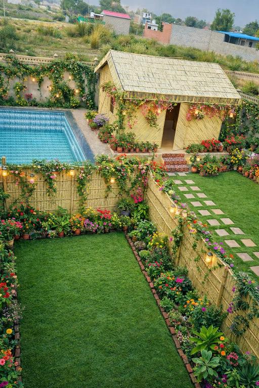 an overhead view of a garden with a swimming pool at Da Sukoon in Pachār