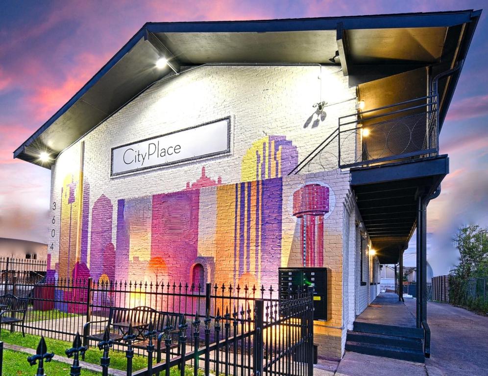een gebouw met een muurschildering aan de zijkant bij CityPlace bnb Aparthotel in Dallas