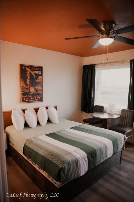 a bedroom with a bed and a ceiling fan at Ala Cozy Motel in Coulee City