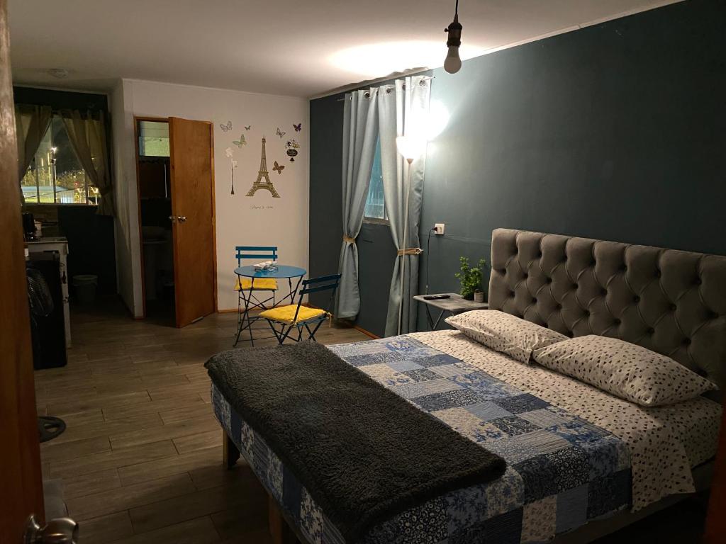 a bedroom with a bed and a blue wall at Tercer Cielo in Mejillones