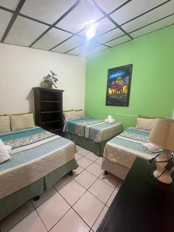 Giường trong phòng chung tại Cermeño's House