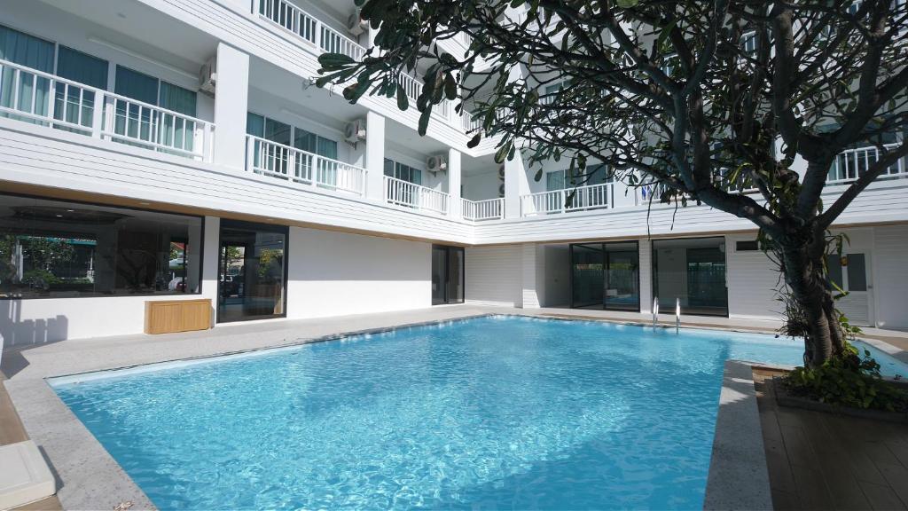 a swimming pool in front of a building at บ้านระเบียงทะเล หัวหิน in Hua Hin