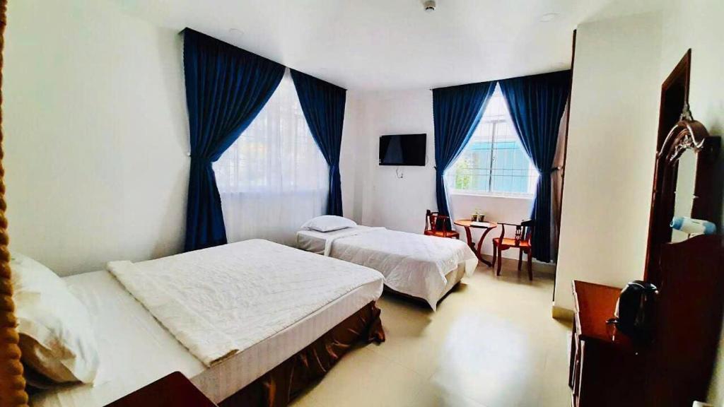 En eller flere senge i et værelse på Khách sạn Tuyết Hiển