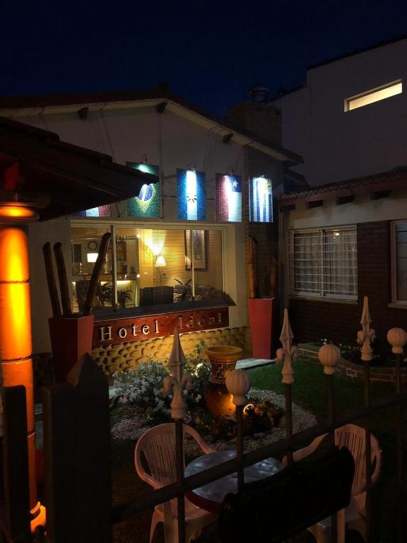 a hotel at night with a table and chairs at Hotel Ideal vcp in Villa Carlos Paz