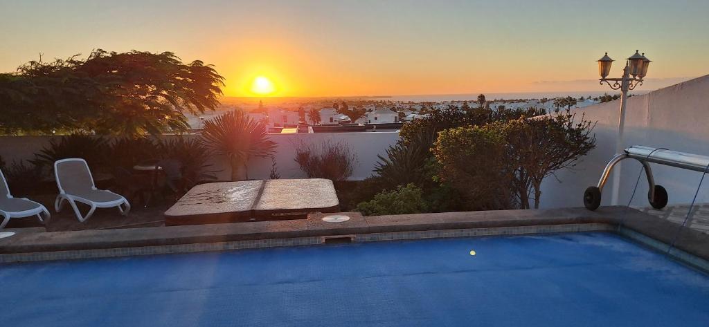 3 bedroom villa with pool and jacuzzi