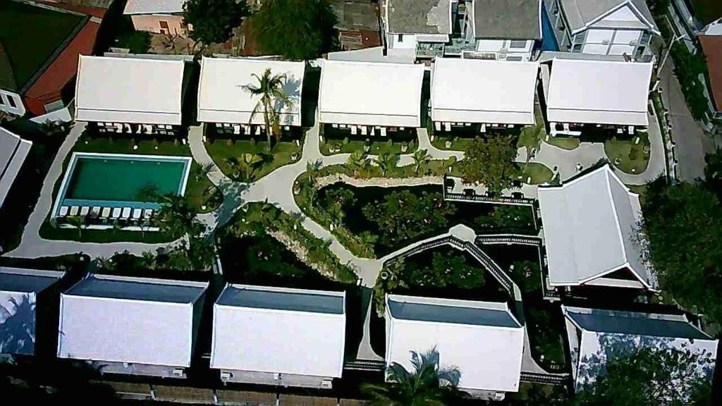 琅勃拉邦Mimosa Luangprabang Garden的带游泳池的建筑物的鸟瞰图